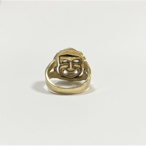 123 - A 14CT YELLOW GOLD ‘COMEDY TRAGEDY MASK’ RING, with large central ‘comedy & tragedy’ mask which can ... 