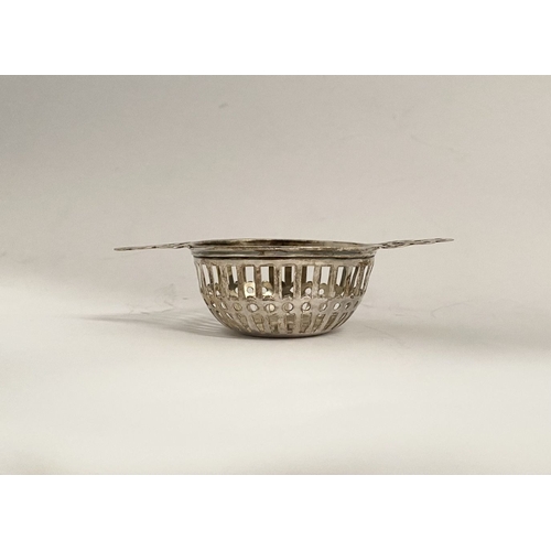 131 - AN EDWARD VII PIERCED SILVER TEA STRAINER ALONG WITH WINE COASTER, (i) the tea strainer of circular ... 