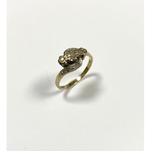 132 - A PRETTY 9CT YELLOW GOLD DIAMOND RING, with three round cut diamonds in illusion setting to centre, ... 