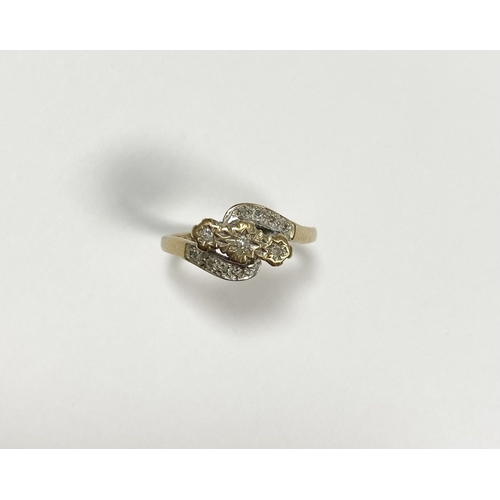 132 - A PRETTY 9CT YELLOW GOLD DIAMOND RING, with three round cut diamonds in illusion setting to centre, ... 