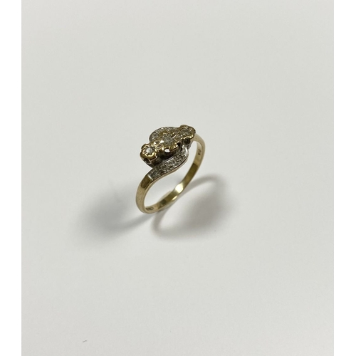 132 - A PRETTY 9CT YELLOW GOLD DIAMOND RING, with three round cut diamonds in illusion setting to centre, ... 