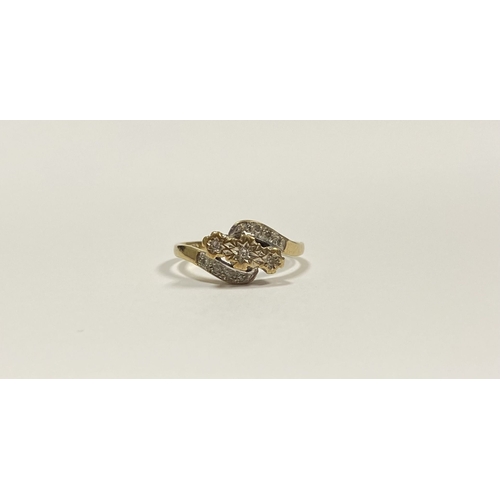 132 - A PRETTY 9CT YELLOW GOLD DIAMOND RING, with three round cut diamonds in illusion setting to centre, ... 