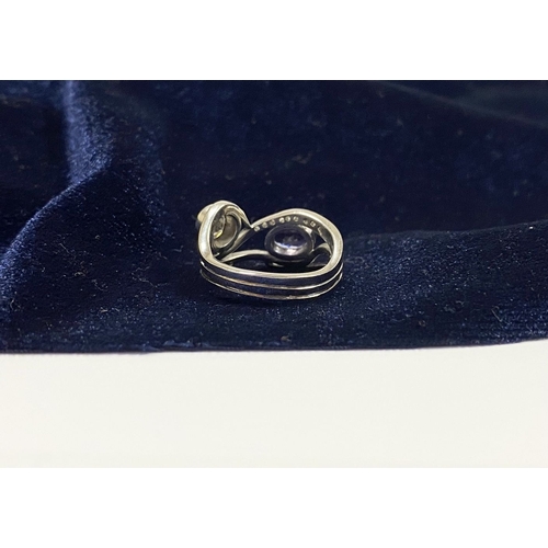 14 - A STUNNING HANDMADE PLATINUM DIAMOND AND TANZANITE RING, with beautiful round brilliant cut diamond ... 