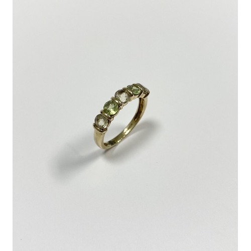 148 - A PRETTY 9CT YELLOW GOLD FIVE STONE RING, with five round cut gemstones alternating in colour in rai... 