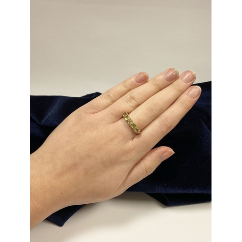 148 - A PRETTY 9CT YELLOW GOLD FIVE STONE RING, with five round cut gemstones alternating in colour in rai... 