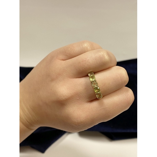 148 - A PRETTY 9CT YELLOW GOLD FIVE STONE RING, with five round cut gemstones alternating in colour in rai... 