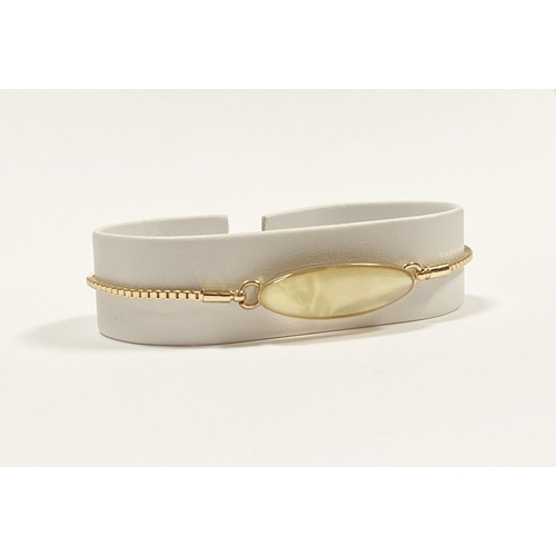 152 - A PRETTY BUCKLEY LONDON MOTHER OF PEARL TOGGLE BRACELET, with gilt chain, toggle fastening.