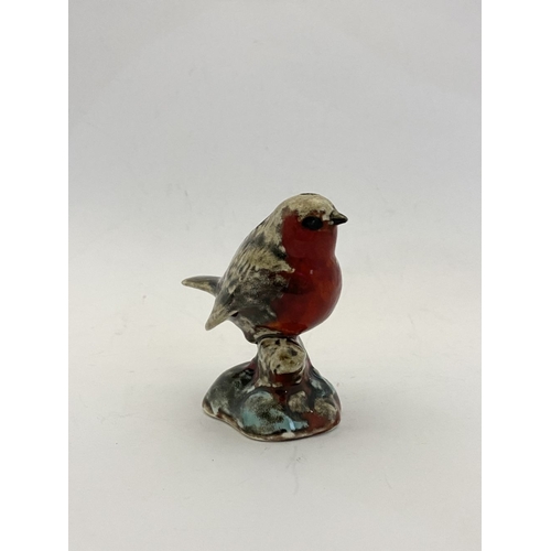 168 - AN ANNA HARRIS ART POTTERY ROBIN FIGURINE, with AHAP mark to base and signed in gold. Dimensions: 8.... 