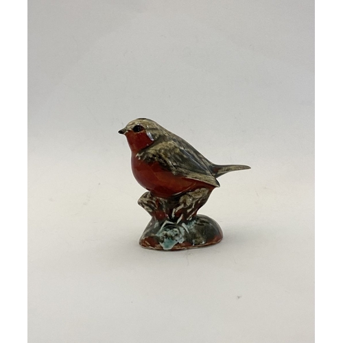 168 - AN ANNA HARRIS ART POTTERY ROBIN FIGURINE, with AHAP mark to base and signed in gold. Dimensions: 8.... 