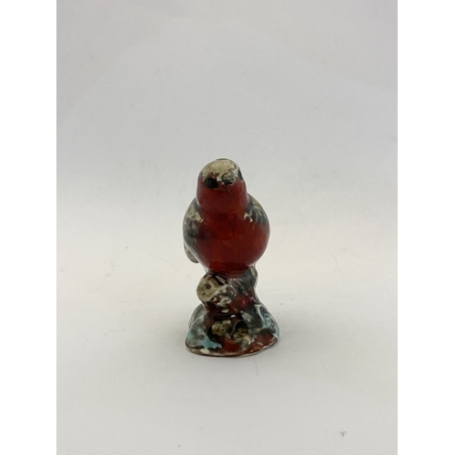 168 - AN ANNA HARRIS ART POTTERY ROBIN FIGURINE, with AHAP mark to base and signed in gold. Dimensions: 8.... 