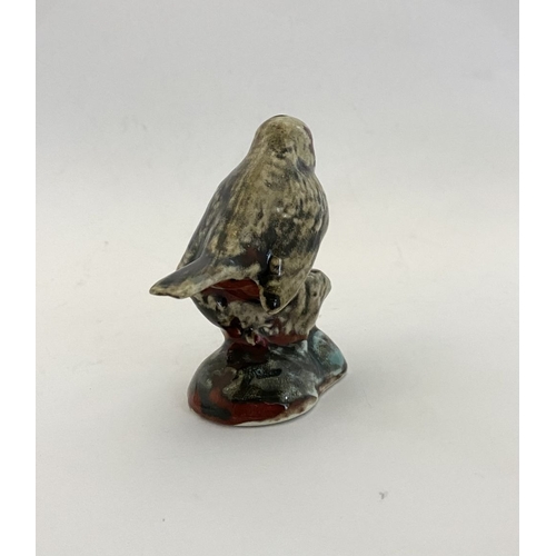 168 - AN ANNA HARRIS ART POTTERY ROBIN FIGURINE, with AHAP mark to base and signed in gold. Dimensions: 8.... 