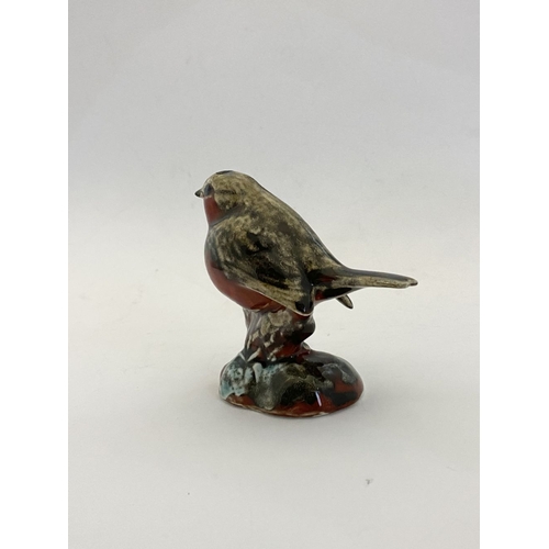 168 - AN ANNA HARRIS ART POTTERY ROBIN FIGURINE, with AHAP mark to base and signed in gold. Dimensions: 8.... 