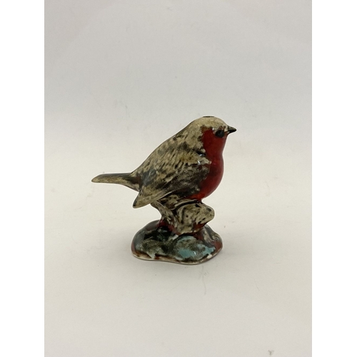 168 - AN ANNA HARRIS ART POTTERY ROBIN FIGURINE, with AHAP mark to base and signed in gold. Dimensions: 8.... 