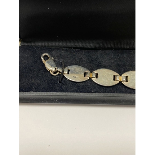 172 - A FINE CASED STERLING SILVER BRACELET, hallmarked 925 to clasp and bracelet. Dimensions: 19cm long a... 