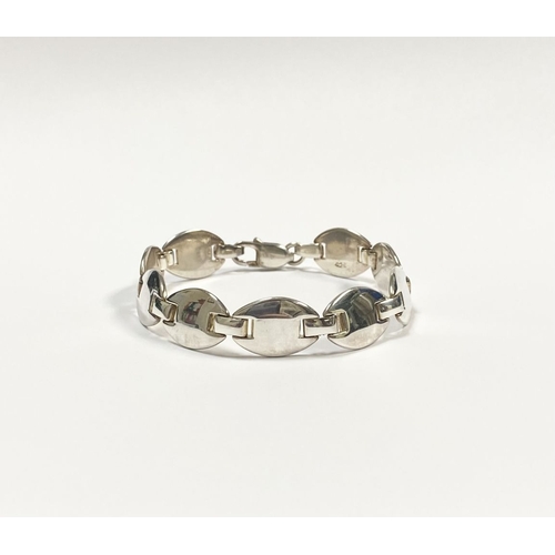 172 - A FINE CASED STERLING SILVER BRACELET, hallmarked 925 to clasp and bracelet. Dimensions: 19cm long a... 