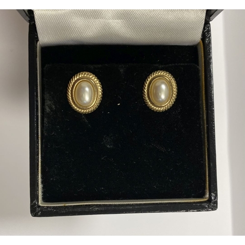 173 - A PRETTY CASED PAIR OF IMITATION PEARL STUD EARRINGS, oval imitation pearls surrounded by tope borde... 