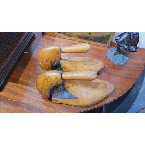 174 - A PAIR OF VINTAGE WOODEN HINGED SHOE STRETCHERS, with turned wooden handles to the heel and a strong... 