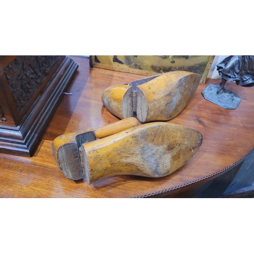 174 - A PAIR OF VINTAGE WOODEN HINGED SHOE STRETCHERS, with turned wooden handles to the heel and a strong... 