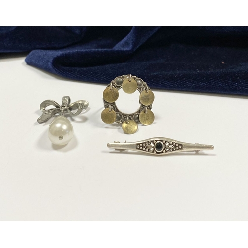 194 - A JEWELLERY LOT TO INCLUDE: A VINTAGE NORWEGIAN SILVER WEDDING BROOCH, Hallmarked S830 to reverse (t... 