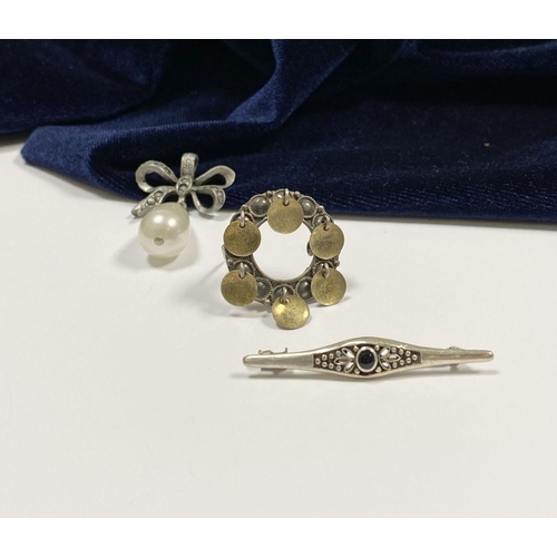 194 - A JEWELLERY LOT TO INCLUDE: A VINTAGE NORWEGIAN SILVER WEDDING BROOCH, Hallmarked S830 to reverse (t... 