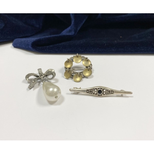 194 - A JEWELLERY LOT TO INCLUDE: A VINTAGE NORWEGIAN SILVER WEDDING BROOCH, Hallmarked S830 to reverse (t... 