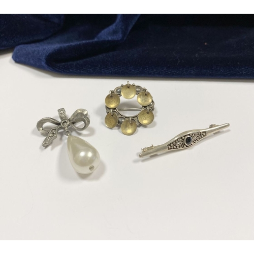 194 - A JEWELLERY LOT TO INCLUDE: A VINTAGE NORWEGIAN SILVER WEDDING BROOCH, Hallmarked S830 to reverse (t... 