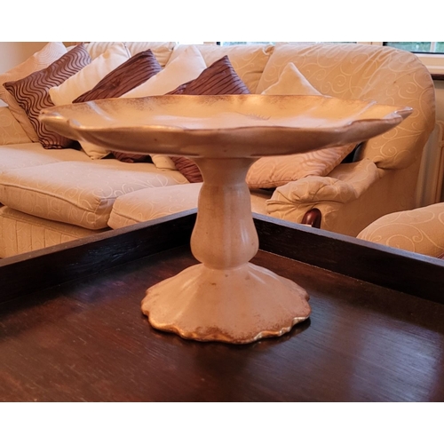 196 - A LOVELY MID-CENTURY CERAMIC CAKE STAND, with scalloped edge to the raised plate, decorated with bea... 