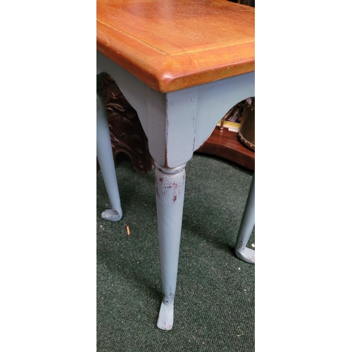 207 - A NEATLY SIZED TWO-TONE SIDE TABLE, with plane wooden tabletop with a rounded edge, raised on four r... 