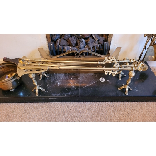 212 - A VERY GOOD QUALITY SET OF HEAVY BRASS FIRE IRONS, includes a pair of fire-dogs. Set has: a shovel, ... 