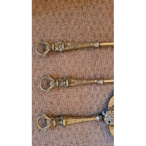 212 - A VERY GOOD QUALITY SET OF HEAVY BRASS FIRE IRONS, includes a pair of fire-dogs. Set has: a shovel, ... 