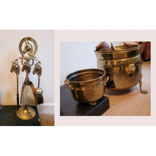 213 - FIRE SIDE COMPANION LOT: INCLUDES: A GOOD VINTAGE BRASS FIRE TOOL SET: with stand, shovel, brush, po... 