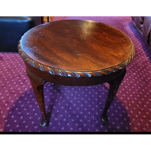 223 - A GOOD VINTAGE IRISH CIRCULAR COFFEE TABLE, with protective glass top that can be removed, gadrooned... 