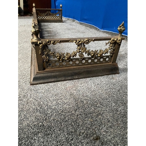 239 - A GOOD QUALITY STEEL & BRASS FENDER, with four finials to top rail, central panel with torch surroun... 