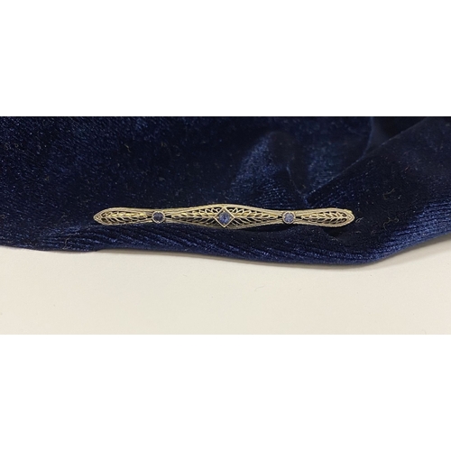 24 - A BEAUTIFUL ART DECO 14CT GOLD SAPPHIRE BAR BROOCH, set with three vibrant round cut sapphires, the ... 