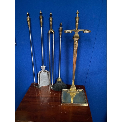 247 - AN EXCELLENT BRASS & STEEL FIRE COMPANION SET, on stand. To include tongs, brush, shovel and poker, ... 