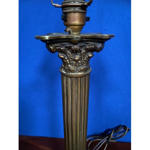 253 - A BRASS CORINTHIAN COLUMN TABLE LAMP, with Corinthian column support on square stepped base. In work... 