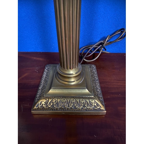 253 - A BRASS CORINTHIAN COLUMN TABLE LAMP, with Corinthian column support on square stepped base. In work... 