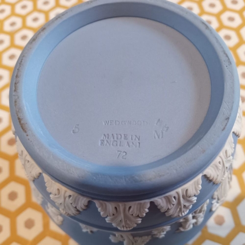 267 - A WEDGEWOOD BLUE JASPERWARE JARDINIERE POT, 13cm wide, 11cm tall.