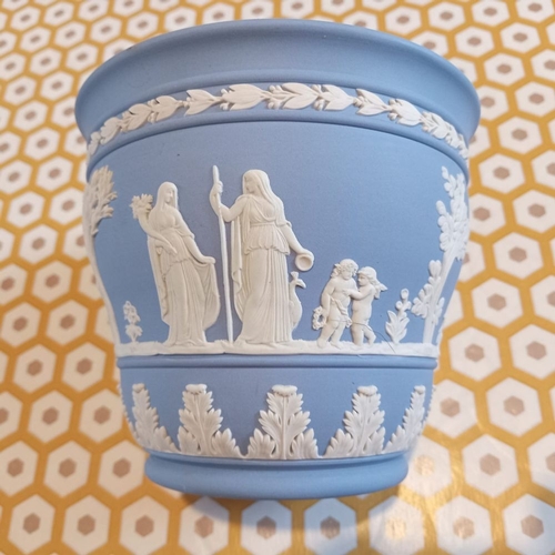 267 - A WEDGEWOOD BLUE JASPERWARE JARDINIERE POT, 13cm wide, 11cm tall.