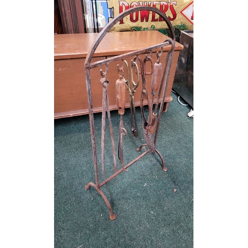 304 - AN ANTIQUE FIRE IRON STAND with various fire utensils. Including tongs, pan, hook and rake. Dimensio... 