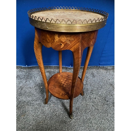 34 - AN EXCELLENT KINGWOOD INLAID MARBLE TOPPED SIDE TABLE, the marble top within raised pierced brass ga... 