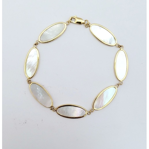 36 - A LOVELY 9CT YELLOW GOLD MOTHER OF PEARL PANEL BRACELET, this piece is really elegant. The beautiful... 