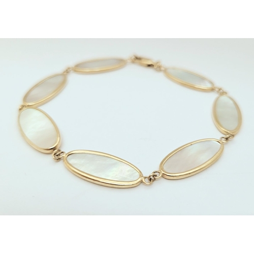 36 - A LOVELY 9CT YELLOW GOLD MOTHER OF PEARL PANEL BRACELET, this piece is really elegant. The beautiful... 