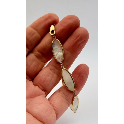 36 - A LOVELY 9CT YELLOW GOLD MOTHER OF PEARL PANEL BRACELET, this piece is really elegant. The beautiful... 