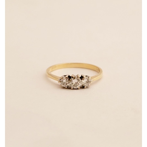 38 - A VINTAGE 18CT YELLOW GOLD THREE STONE DIAMOND RING, lovely delicate piece of vintage jewellery, wit... 