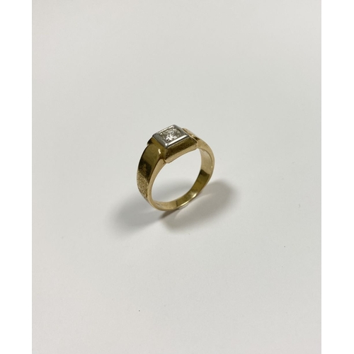 42 - A BEAUTIFUL 14CT YELLOW GOLD DIAMOND SOLITAIRE RING, with central round brilliant cut diamond in rai... 