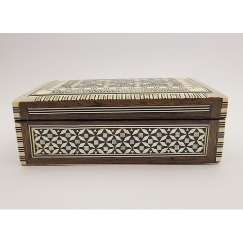 45 - A NICE MARQUETRY INLAID JEWELLERY / TRINKET BOX, with geometric decorative inlaid to the lid and sid... 