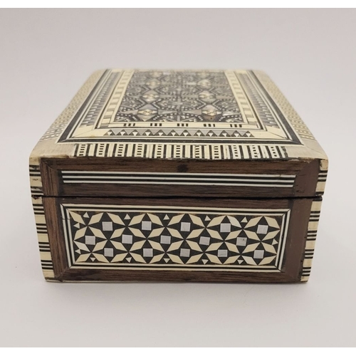 45 - A NICE MARQUETRY INLAID JEWELLERY / TRINKET BOX, with geometric decorative inlaid to the lid and sid... 