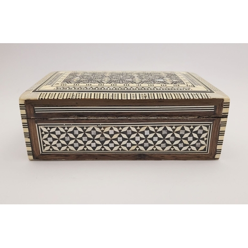 45 - A NICE MARQUETRY INLAID JEWELLERY / TRINKET BOX, with geometric decorative inlaid to the lid and sid... 