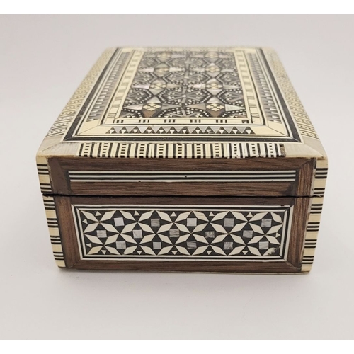 45 - A NICE MARQUETRY INLAID JEWELLERY / TRINKET BOX, with geometric decorative inlaid to the lid and sid... 